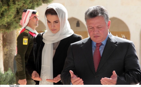 الملك والملكة يزوران ضريح المغفور له الحسين ( صور )